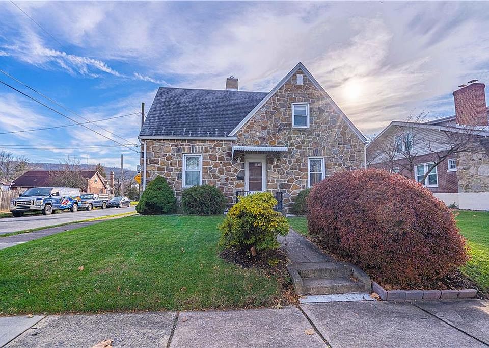 1st image of 302 W Brookdale St