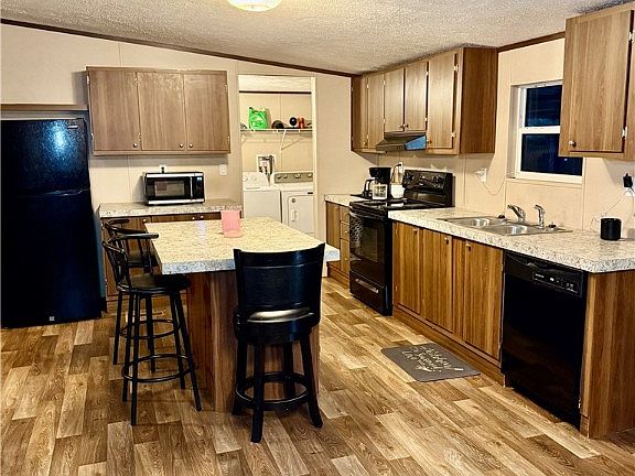 5th image of 405 Shoreline Dr