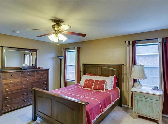 4th image of 2920 Mockingbird St