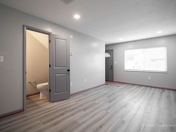 4th image of 2612 SW 31st Pl #A