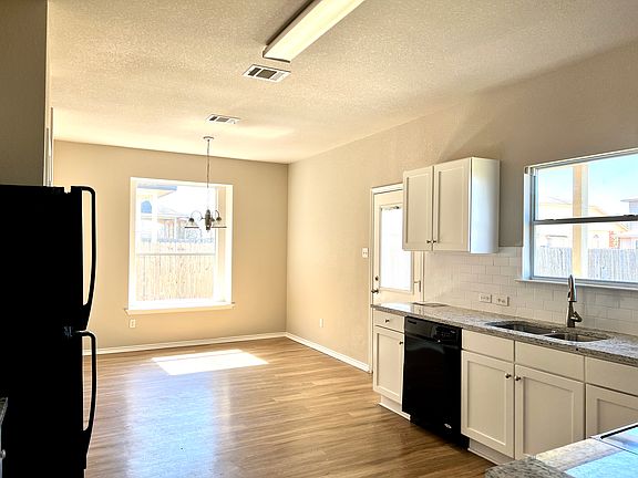 5th image of 204 Baldwin St