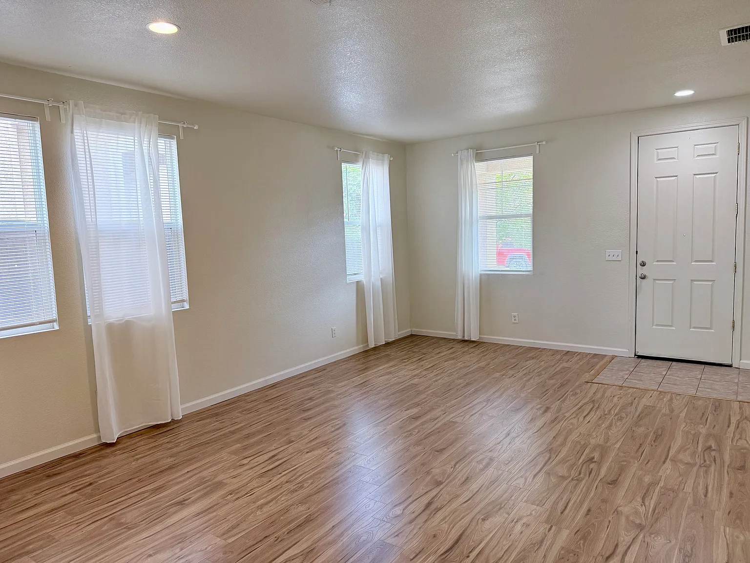 4 bed, 2161 sqft, $3,095 — Photo 3