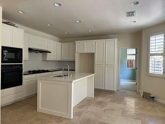 5th image of 5249 Londonderry Dr