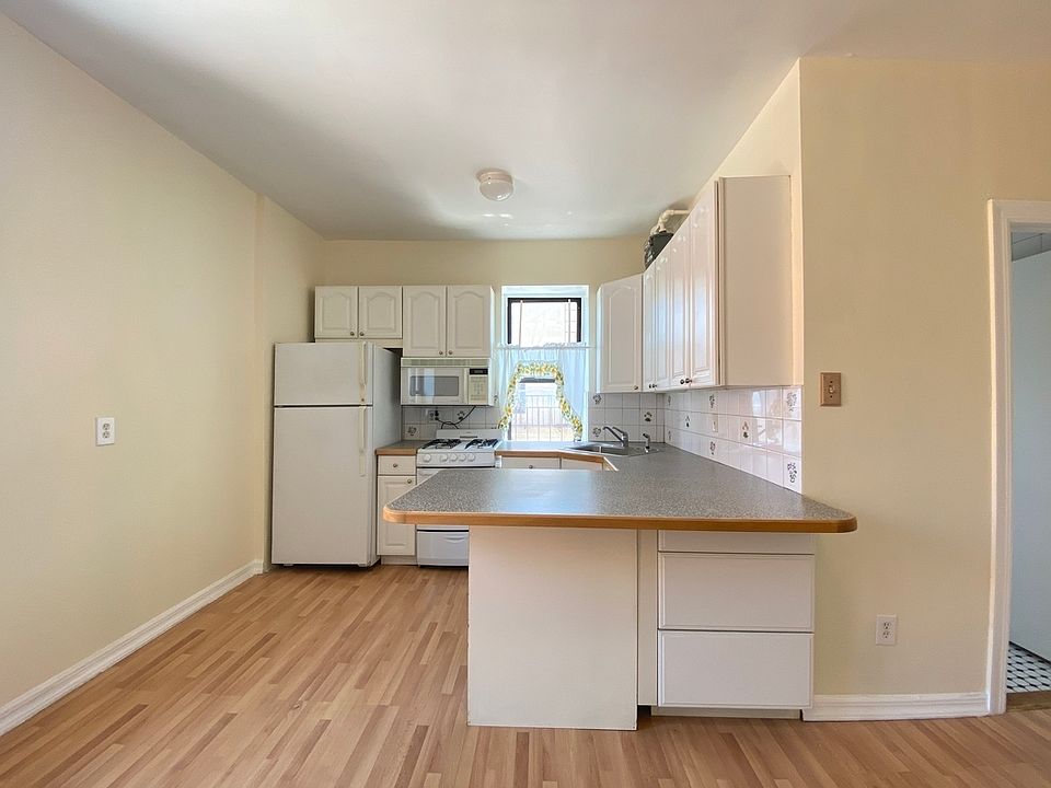 1st image of 3111 32nd St
