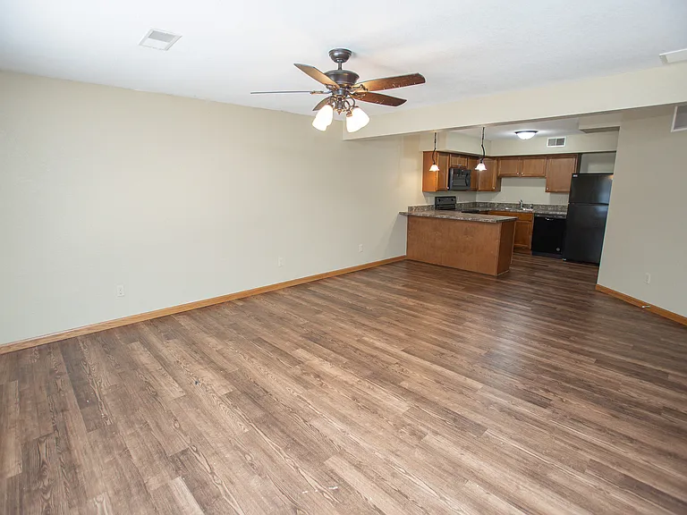 1015 Madison St E — Photo 5