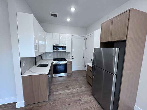 4th image of 40 Lembeck Ave #G3