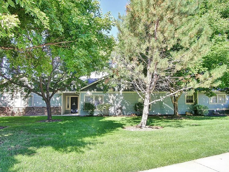2586 S Gatewood Ln — Photo 3