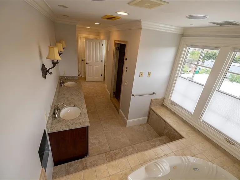 945 Westminster St #2 — Photo 31