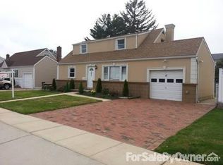545 N Kings Ave, Massapequa, NY 11758
