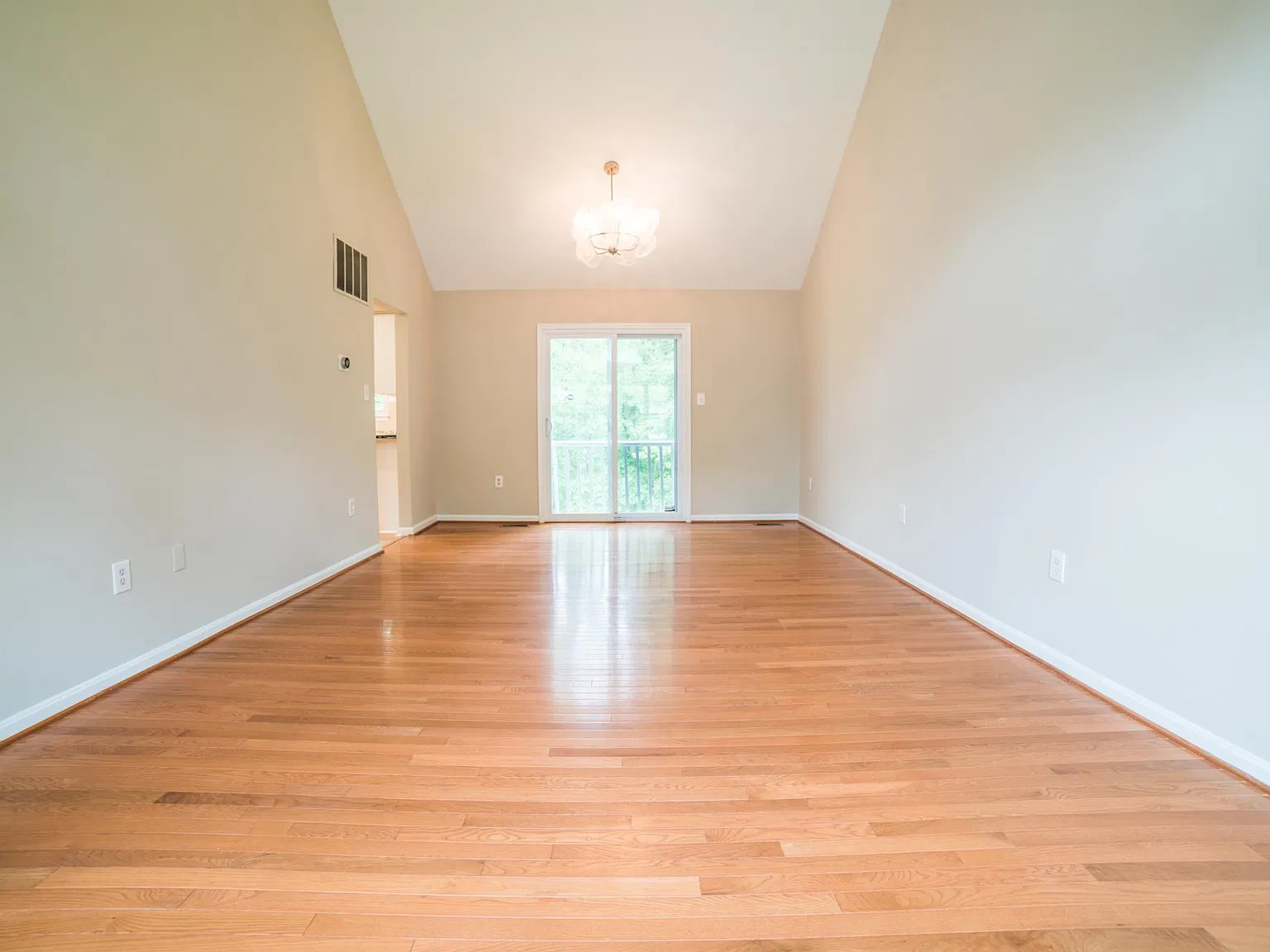 5 bed, 3.5 bath, 2500 sqft, $3,299 — Photo 4
