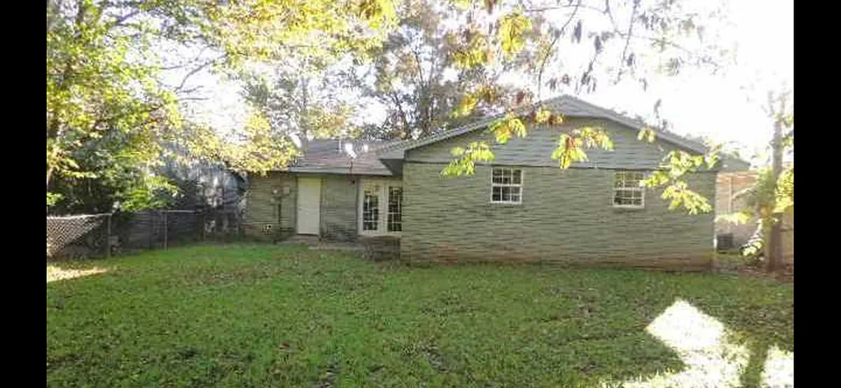 Building Photo - 220 S Osage Ave