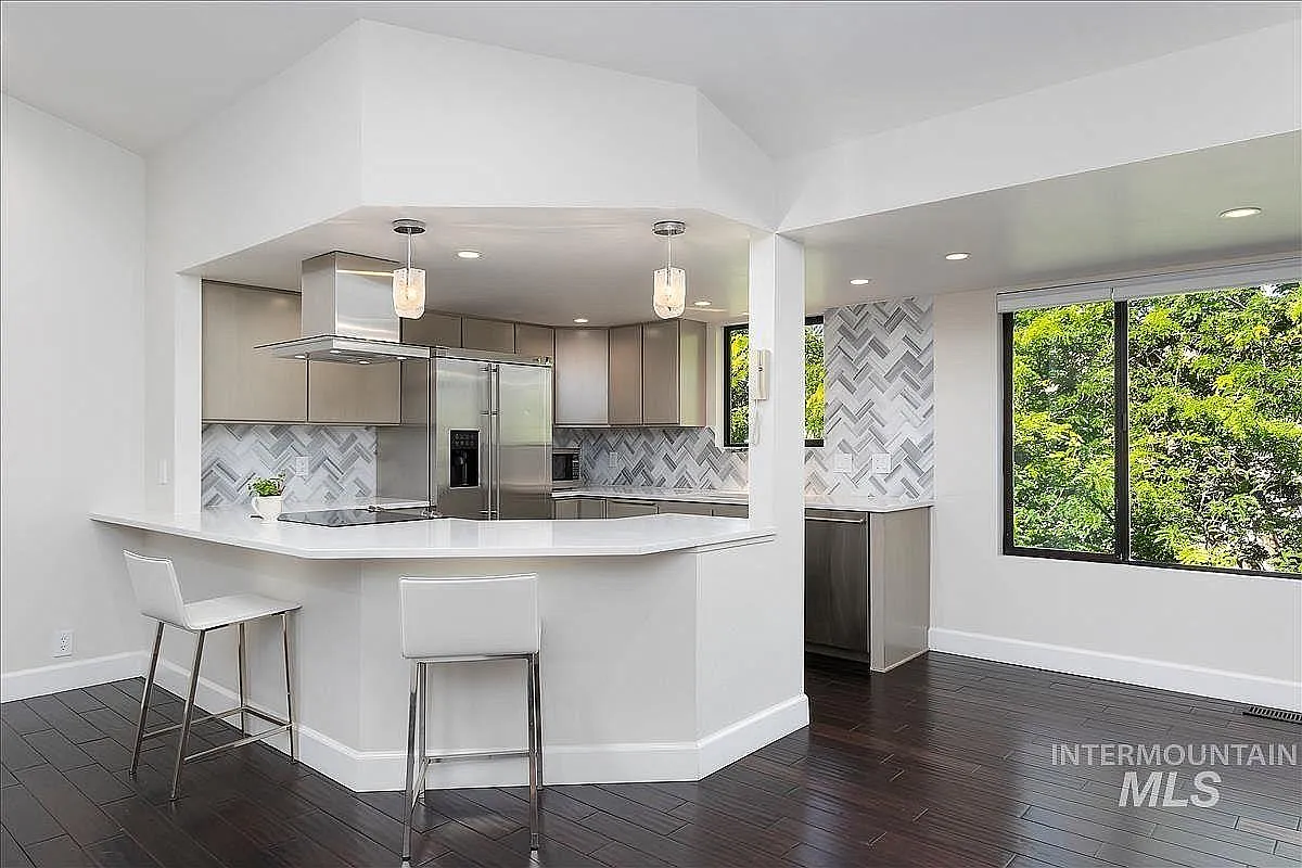 355 Elm St N — Photo 2