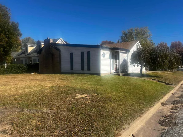 1702 N 8th St, Arkansas City, KS 67005