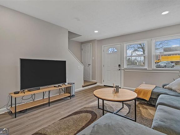 5th image of 1749 Hawthorne Ave