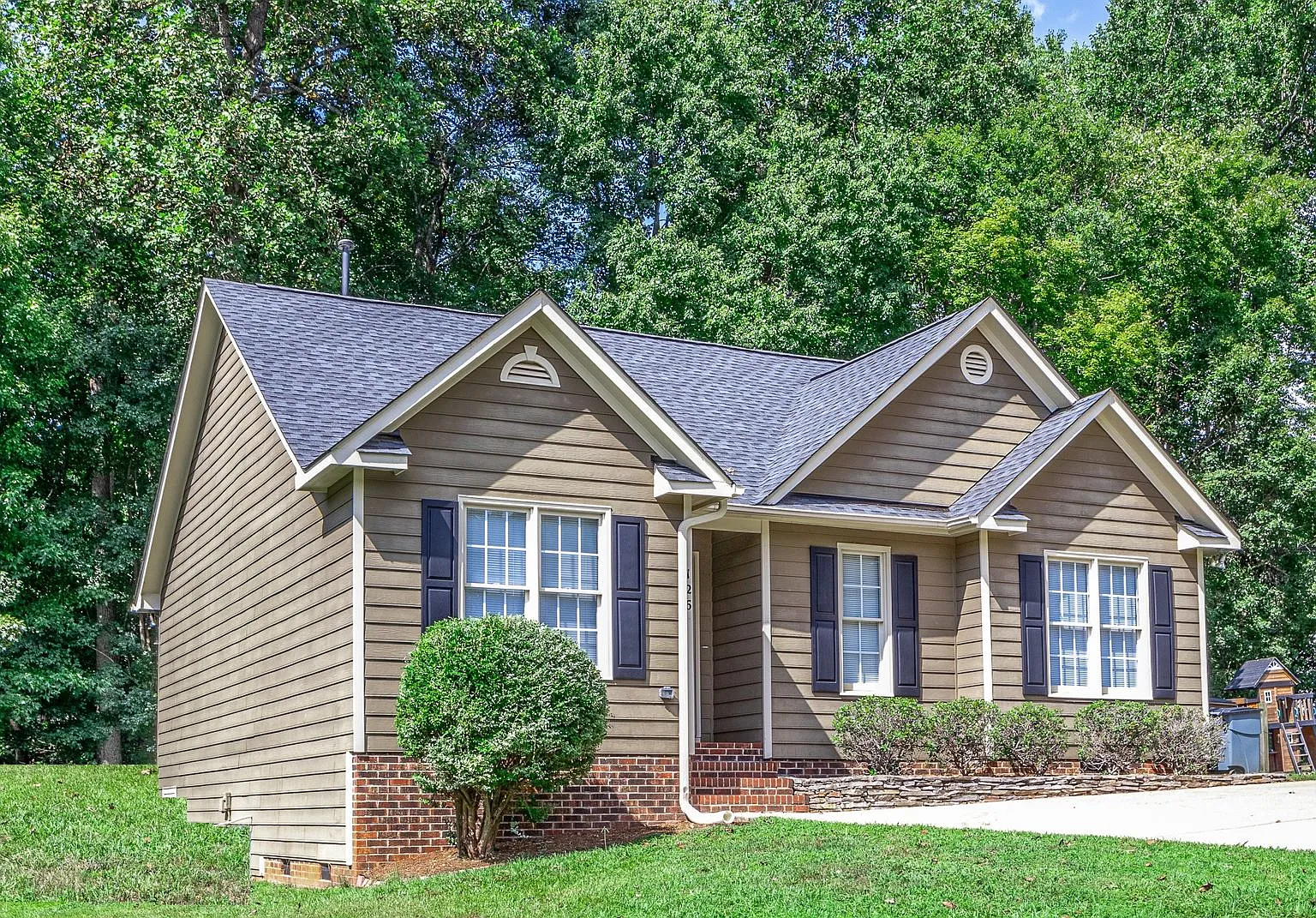 Charming 3 Bedroom Home — Photo 3