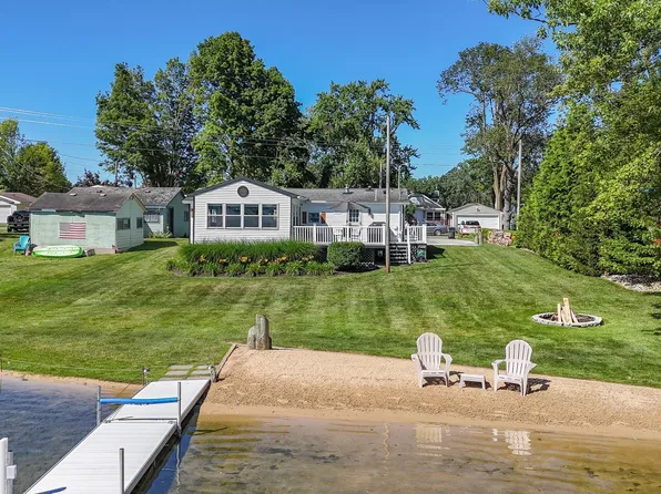 24980 Twin Shore Dr, Dowagiac, MI 49047