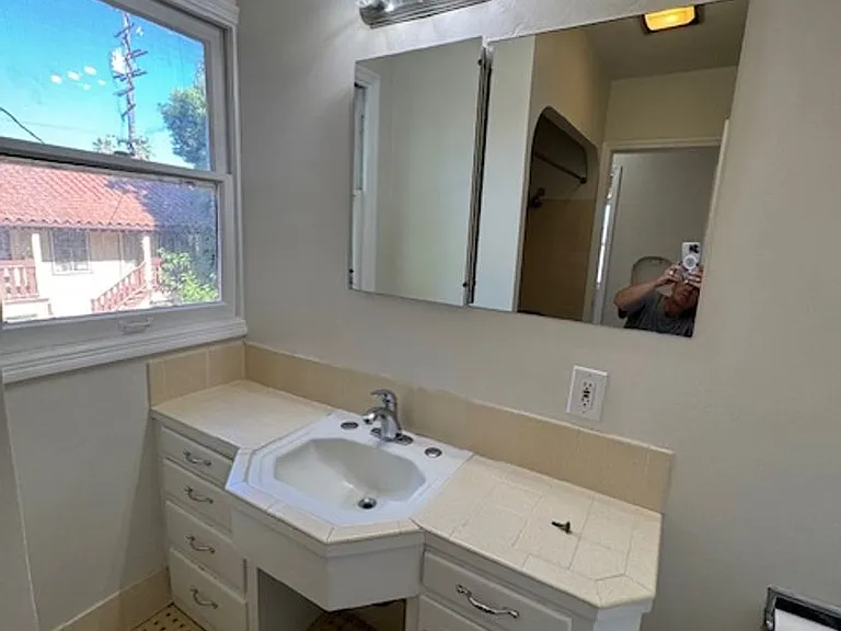 1257 N Van Ness Ave — Photo 27