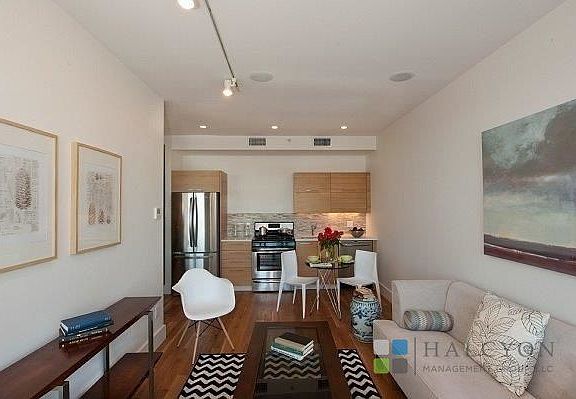 4th image of 301 Sullivan Pl APT 4C