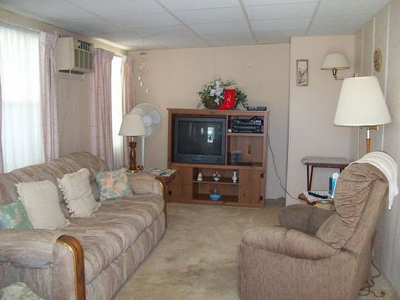 3rd image of 208 Blackburn Blvd