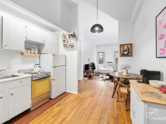 3rd image of 23 Waverly Pl APT 2D