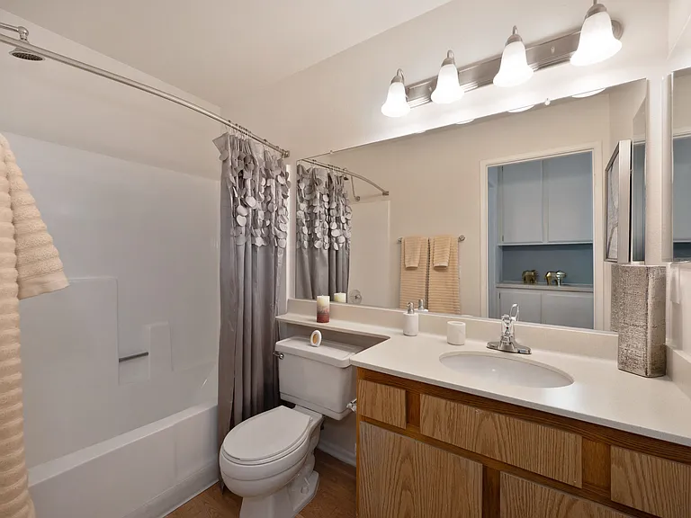 West Park Villas Apartments — Photo 16