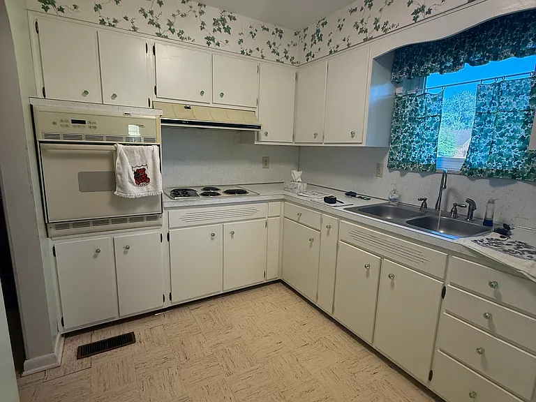 Kitchen. Built in stove and range. Plenty of cabinet space.