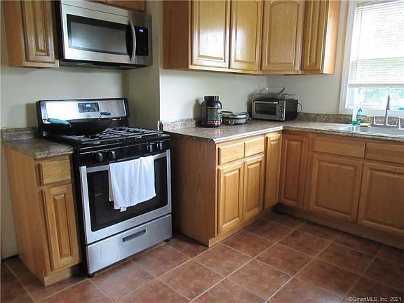 4th image of 172 Willetts Ave #2