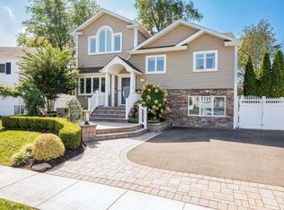 51 Briarwood Ln, Plainview, NY 11803