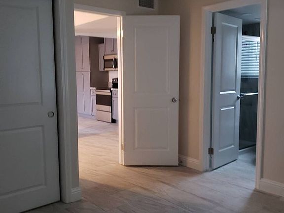 5th image of 205 N Mariposa St #103