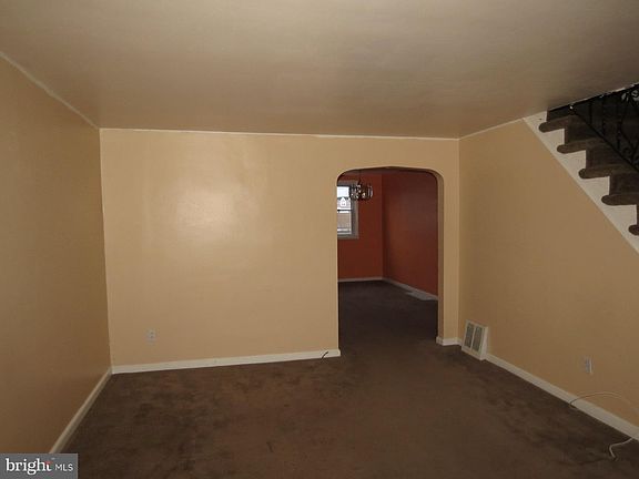 3rd image of 810 Surrey Ln