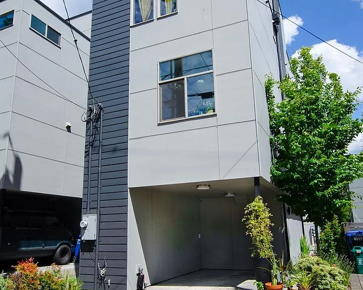 5253 Fauntleroy Way SW — Photo 1