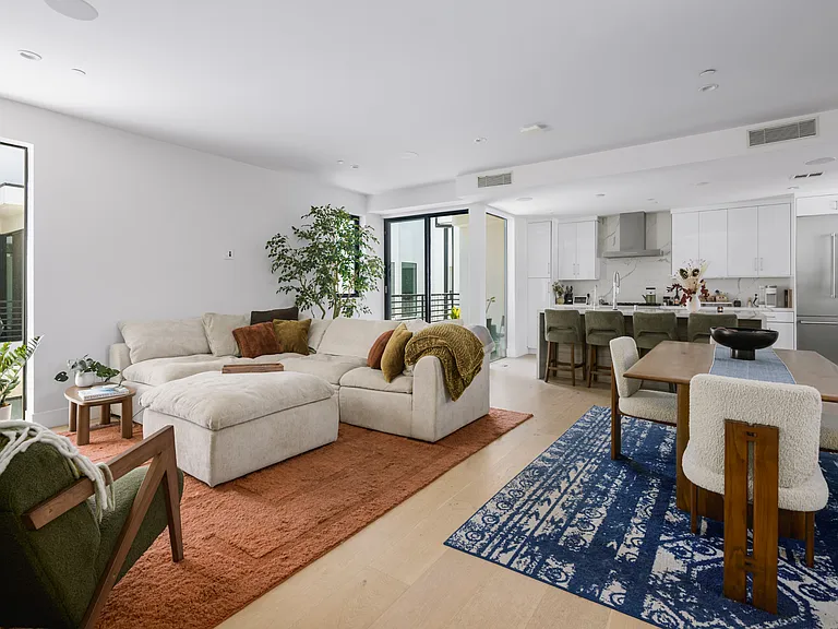 745 N Gramercy Pl — Photo 7