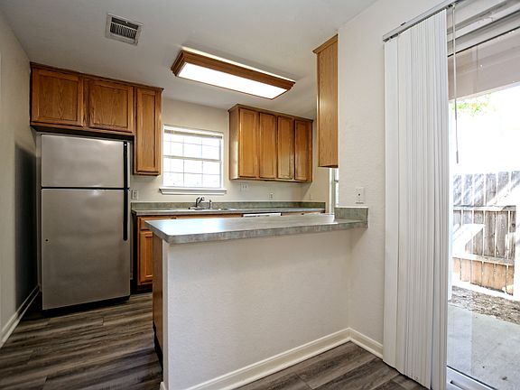 3rd image of 101 S Mockingbird Cir