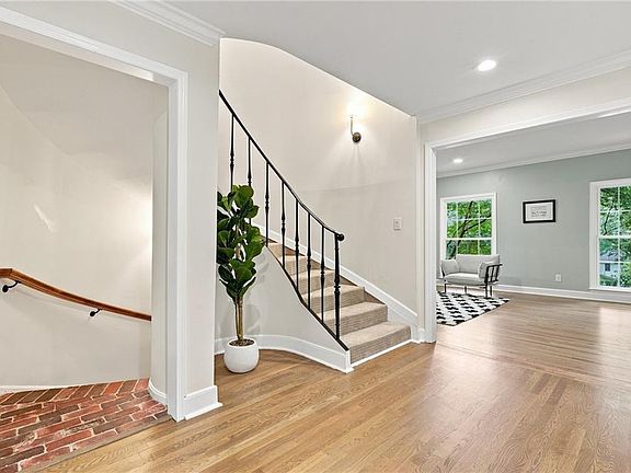 4th image of 423 Jefferson Cir