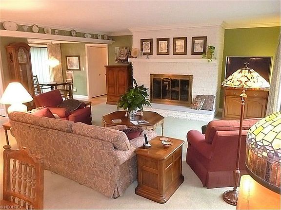 2nd image of 622-4 Russet Woods Ln