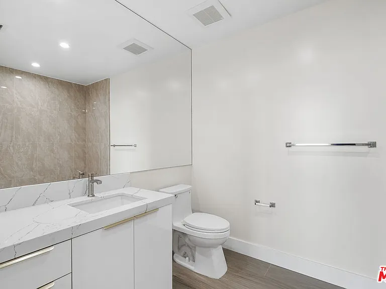 11042 La Maida St #202 — Photo 13