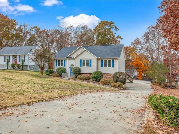 108 Maness Dr, Randleman, NC 27317