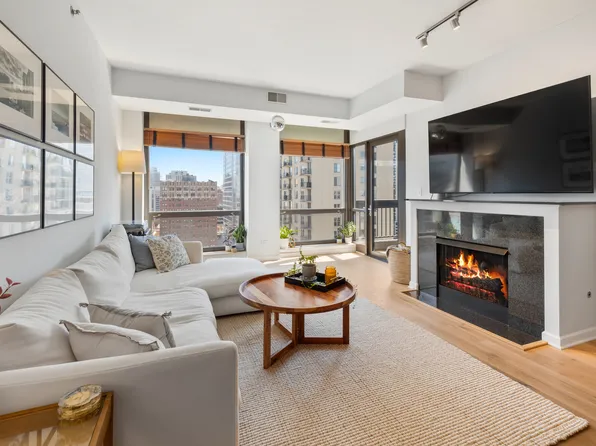 1212 N Wells St APT 1602, Chicago, IL 60610