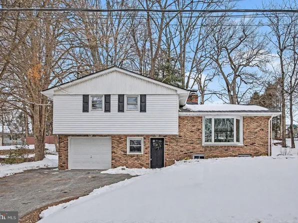 857 Twin Oaks Dr, Hummelstown, PA 17036