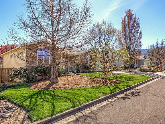 4th image of 793 Saint Andrews Cir