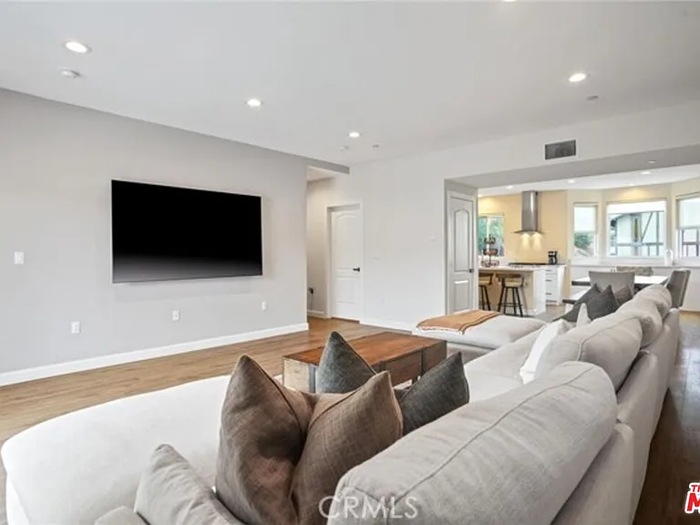 904 Warwick Ave — Photo 11
