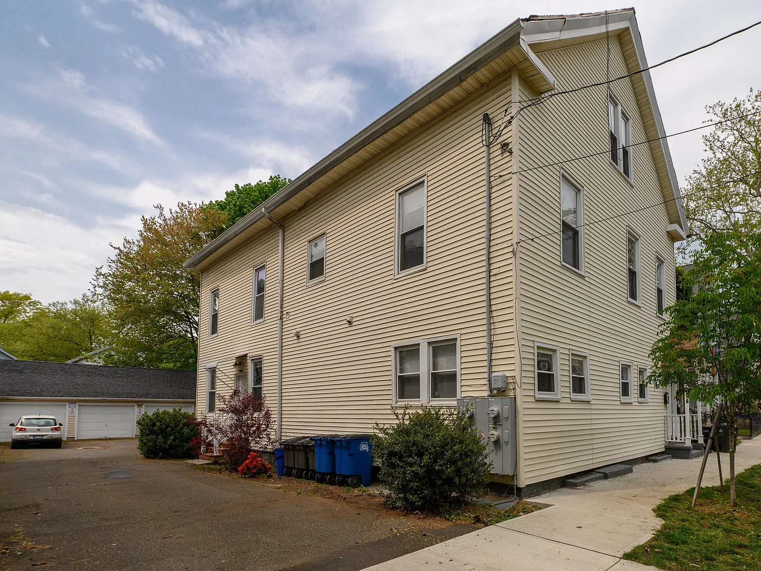 4 bed, 2.0 bath, 1412 sqft, $3,400 — Photo 2
