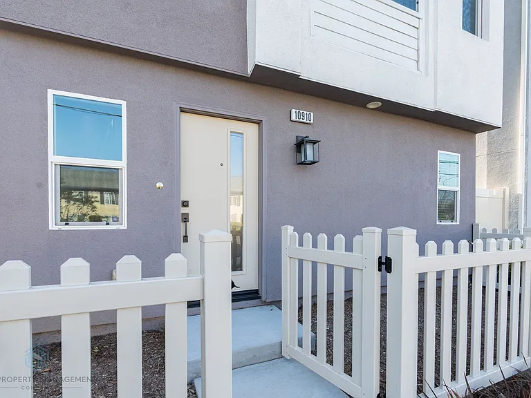 10910 Scottsbluff Dr — Photo 1