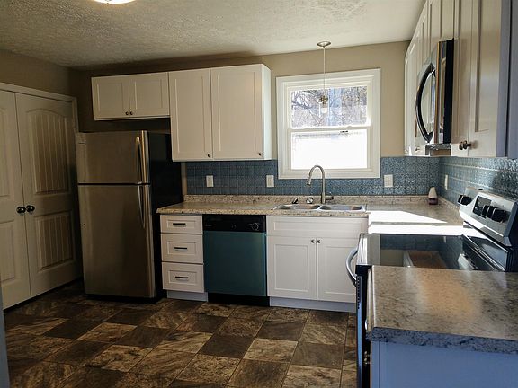 3rd image of 1384 Richmond Pl