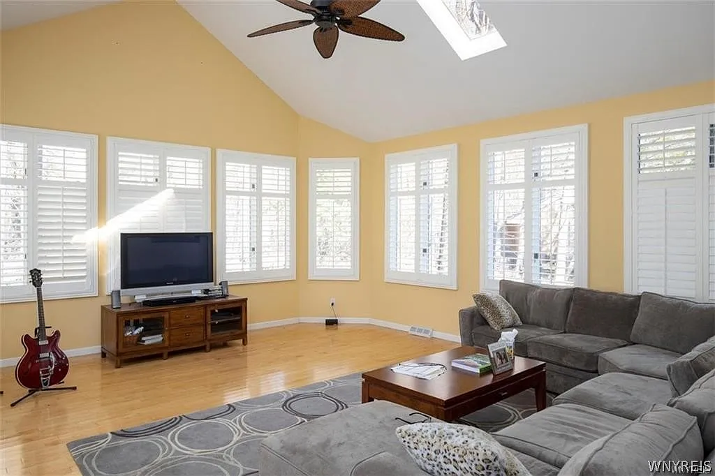 3 bed, 2.5 bath, 4319 sqft, $3,900 — Photo 3