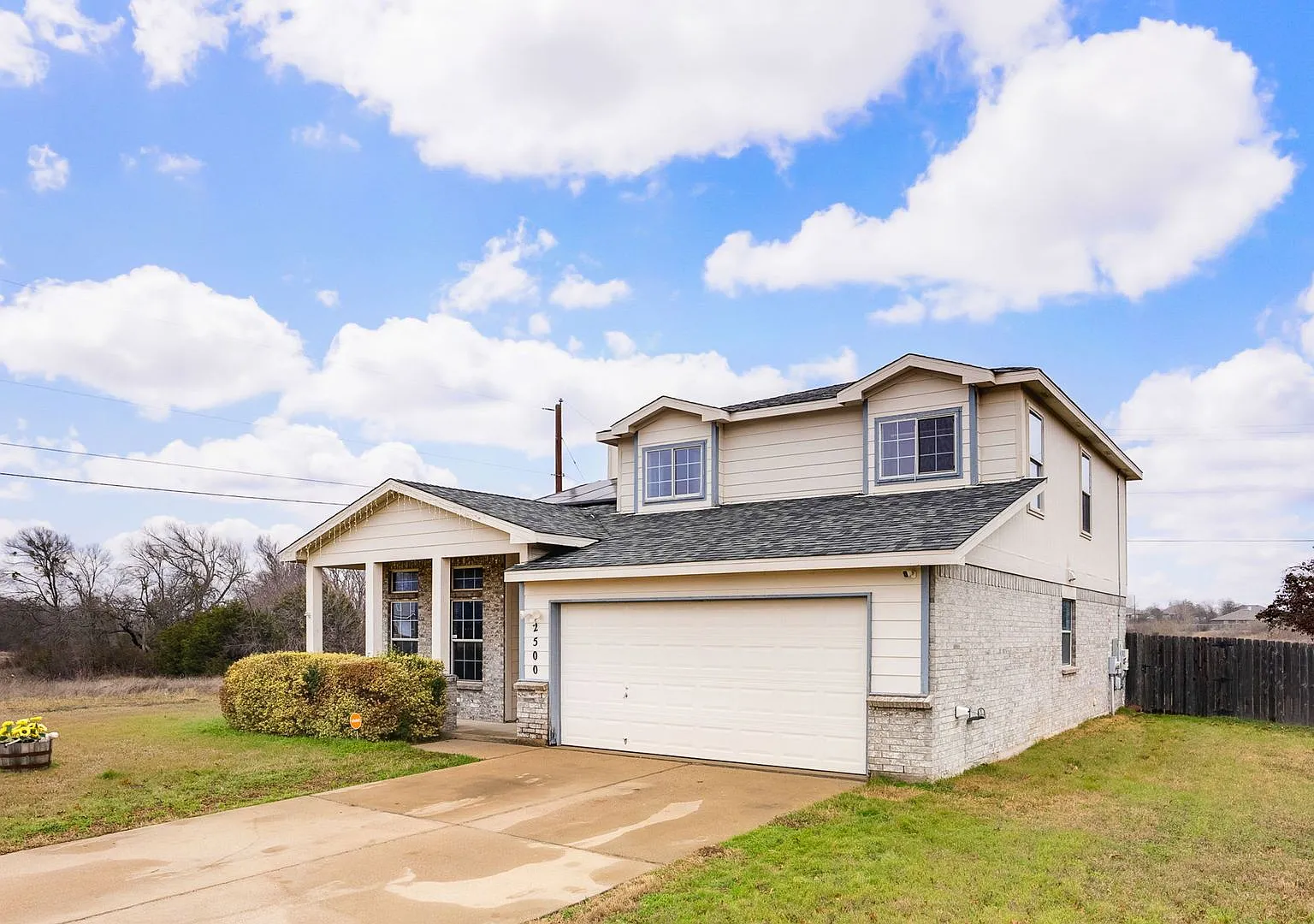 2500 Waterfall Dr — Photo 2