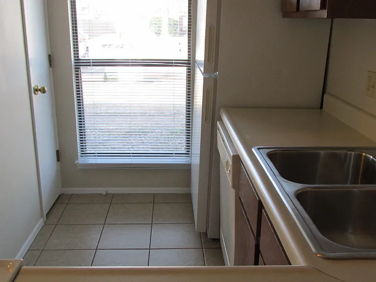 1320 W Linden St — Photo 17