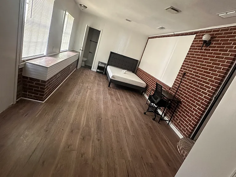 1131 Eastview St — Photo 12