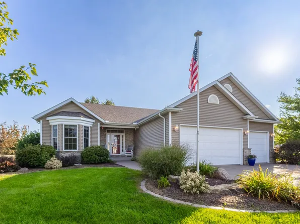 414 Fenceline Dr, Blue Grass, IA 52726