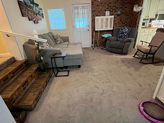 3rd image of 932 Roberdel Road